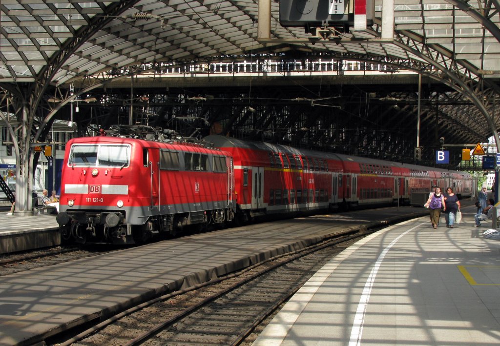111 121-0 mit Doppelstockwagen am 21.-7.-2010 in Kln HBf