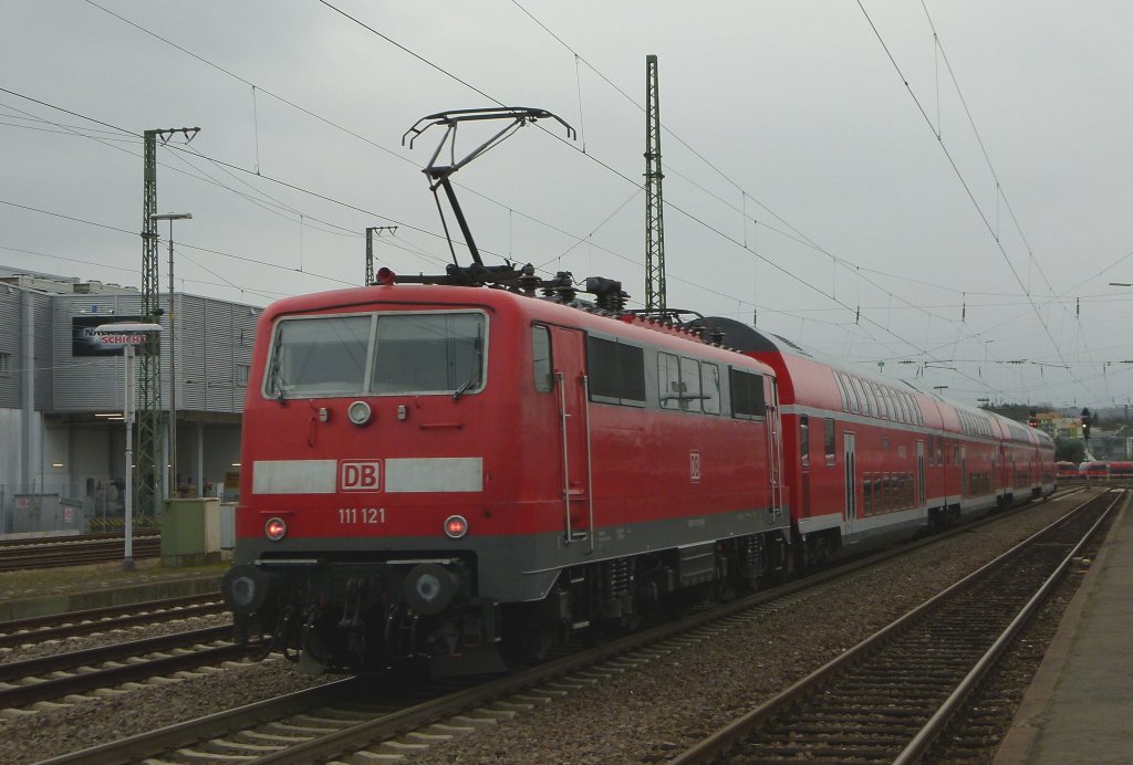 111 121-0 schiebt den RE 7 Mannheim - Saarbrcken am 03.01.2012 aus Kaiserslautern