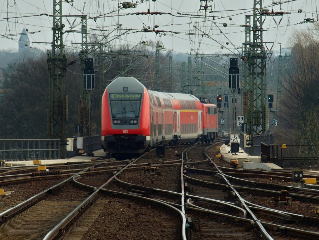 111 122-8 zieht am 12.03.2011 den RE1 mit dem Ziel Paderborn aus dem Aachener Hbf ber das Burtscheider Viadukt. 