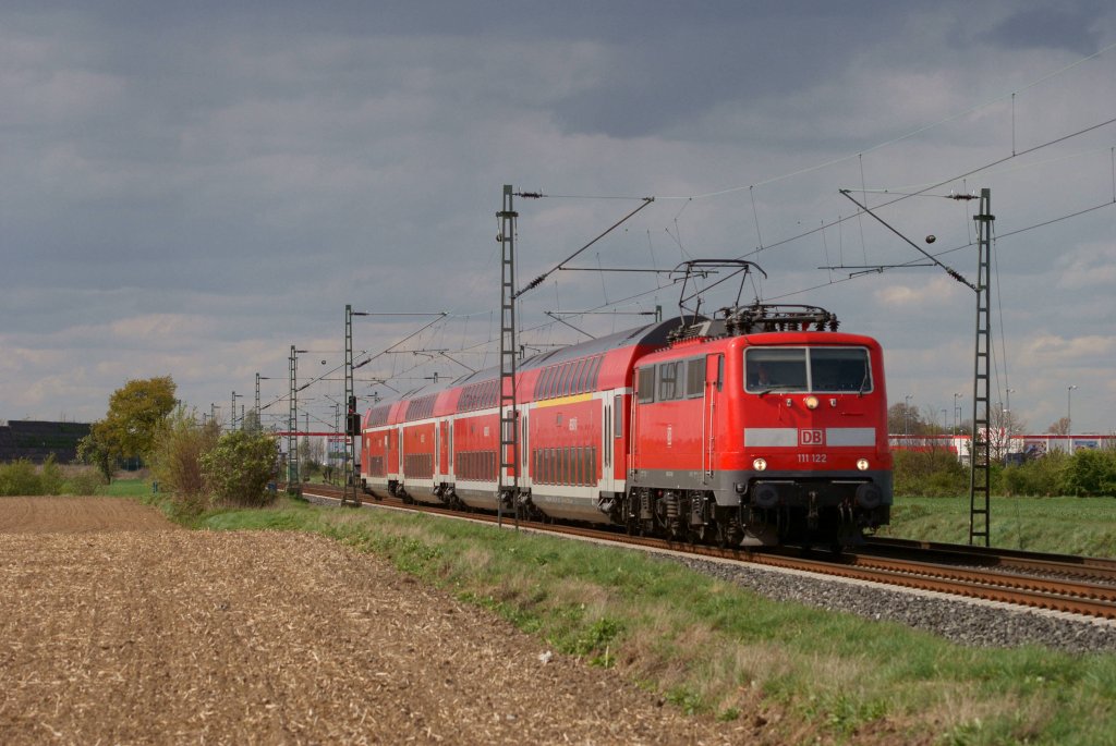 111 122 mit dem RE 7 in Neuss-Allerheiligen am 19.04.2012