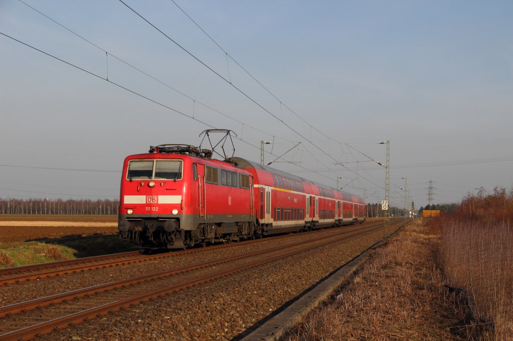 111 122 mit dem RE 10450 (Dsseldorf Hbf - Aachen Hbf) in Bttgen am 18.02.13. Seit Fahrplanwechsel Dezember 12, fahren zwei der insgesamt 4 Verstrker mit 111 + Dostos