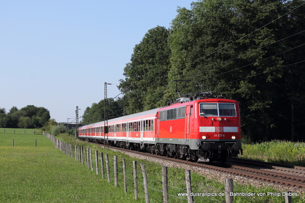 111 123-6 (DB) fhrt am 27. Juli 2012 um 17:45 Uhr mit der RB 79083 durch Grokarolinenfeld