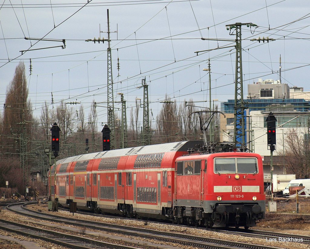 111 123-6 hat am 21.03.10 den RE 92743 Mnchen Hbf - Prien am Chiemsee am Haken und ist hier gerade bei der Einfahrt in Mnchen-Ost zusehen.