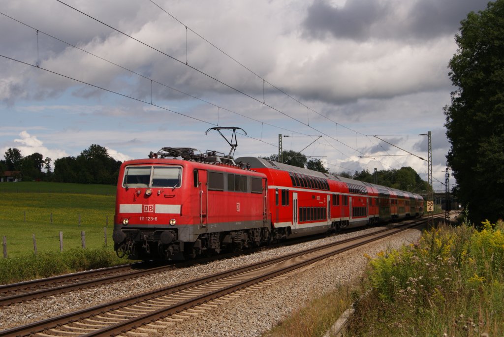 111 123-6 mit einem RegionalExpress in Grokarolinfeld am 13.08.2011