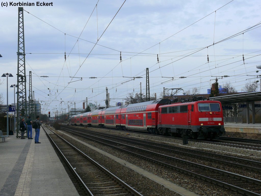 111 123 mit dem Mnchen-Salzburg Express bei der Durchfahrt am Heimeranplatz, 20.03.2010