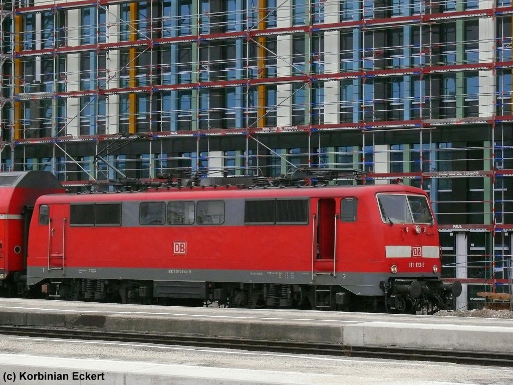 111 123 mit Doppelstockwagen im Starnberger Teil des Mnchner Hbf's, 20.03.2010