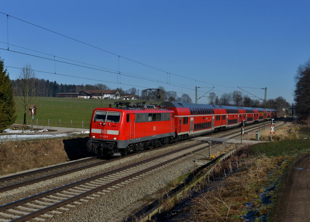 111 123 mit einem RE nach Salzburg am 05.03.2013 am B Vogl.