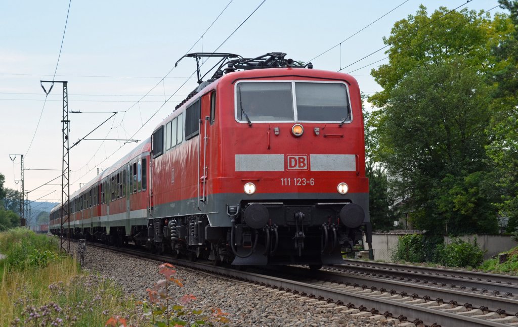 111 123 war am 05.07.12 mit einem RE von M�nchen aus auf dem Weg nach Salzburg, als sie durch Freilassing fuhr.