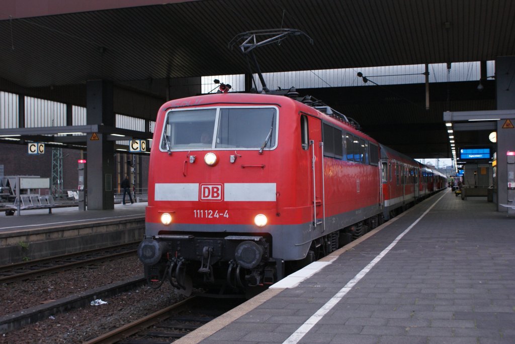 111 124-4 mit dem IC 2560 aus Paderborn nach Dsseldorf in Dsseldorf Hbf am 29.08.2010