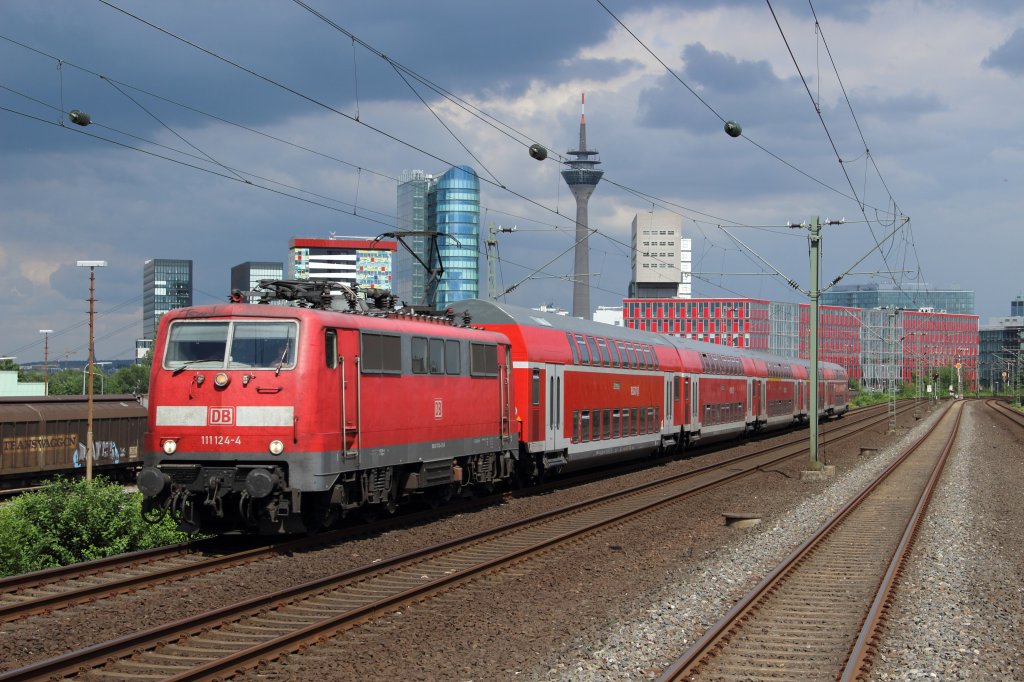 111 124-4 mit dem RE 4 nach Aachen Hbf in Dsseldorf-Hamm am 03.08.2012