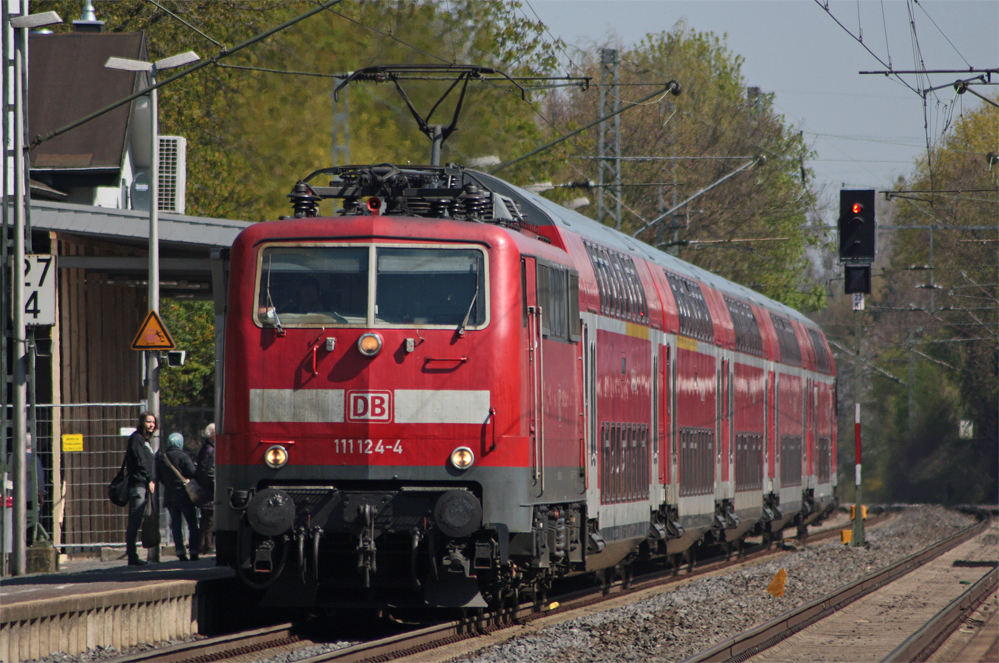 111 124-4 mit dem RE10414 aus Dortmund nach Aachen bei der Einfahrt in Geilenkirchen 17.4.10
