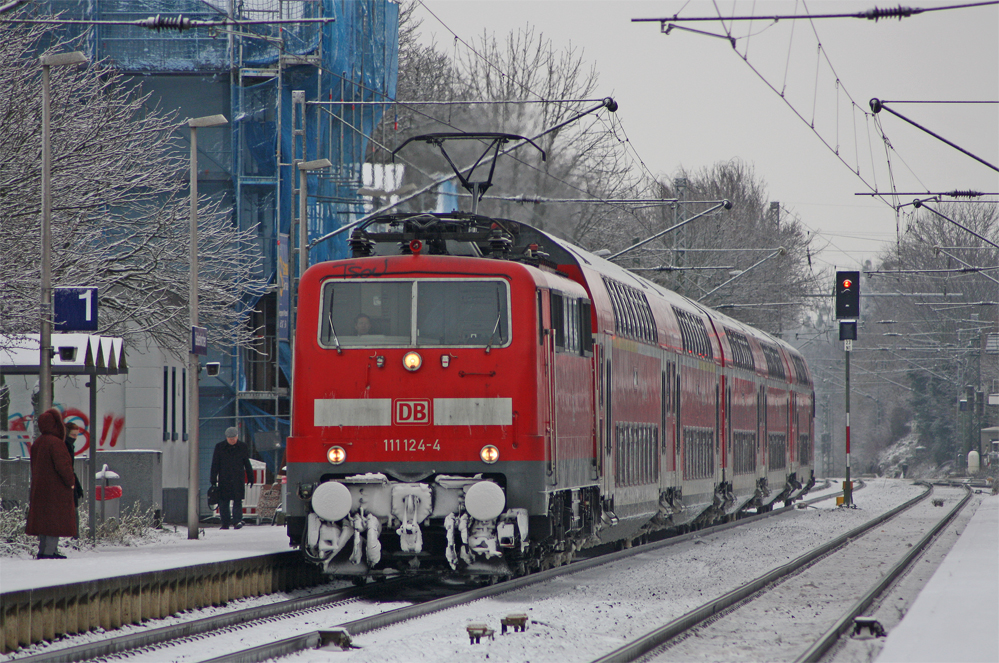 111 124-4 mit dem RE10414 nach Aachen bei der Einfahrt in Geilenkirchen, 17.12.10