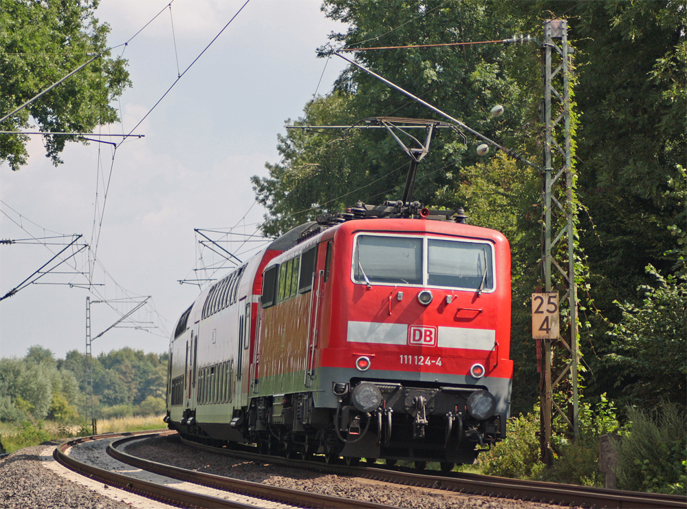 111 124-4 mit dem RE10419 aus Aachen nach Dortmund am Km 25.4, 30.7.10