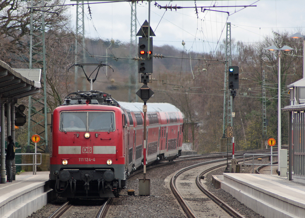 111 124-4 mit dem RE10427 nach Dortmund bei der Einfahrt in Herzogenrath 3.4.10