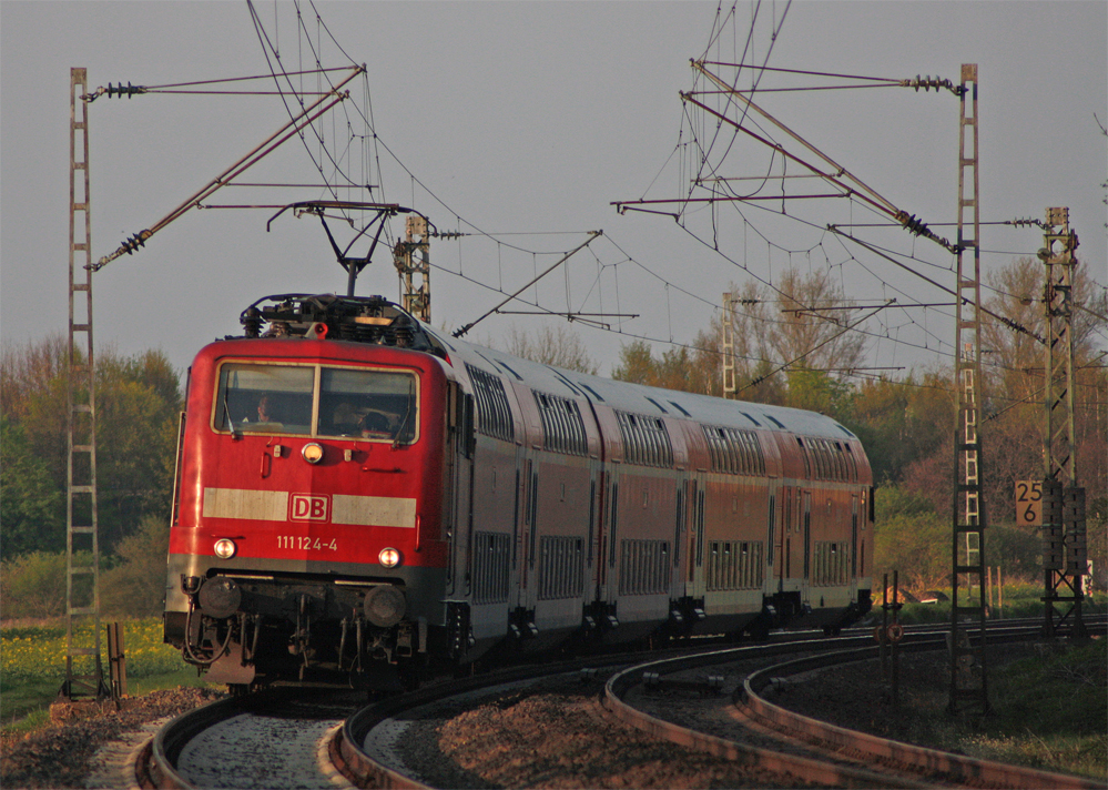 111 124-4 mit dem RE10428 nach Aachen bei Km 25.4, 18.4.10