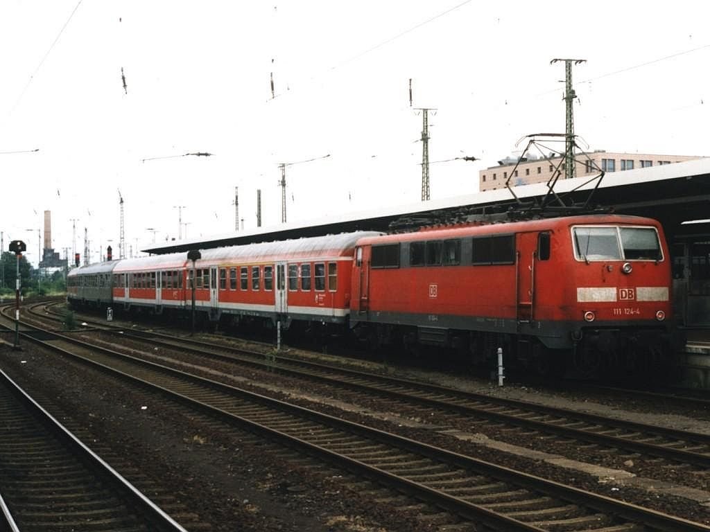 111 124-4 mit RB 50  Der Lnener  12333 Dortmund-Mnster Hbf auf Dortmund Hauptbahnhof am 26-07-2003. Bild und scan: Date Jan de Vries. 