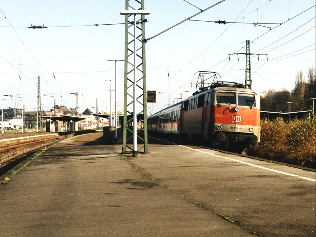 111 124-4 mit RE 70 Weser-Leine-Express 24206 Braunschweig-Bielefeld
 auf Bahnhof Lhne am 4-11-2000. Bild und scan: Date Jan de Vries.
