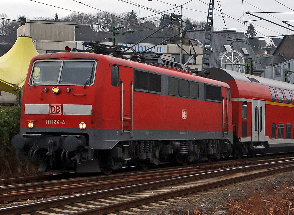 111 124-4 mit RE 9 (Rhein-Sieg-Express) Aachen - Kln - Siegen, hat hier am 11.12.2011 den Bahnhof Betzdorf/Sieg verlassen und fhrt weiter in Richtung Siegen.