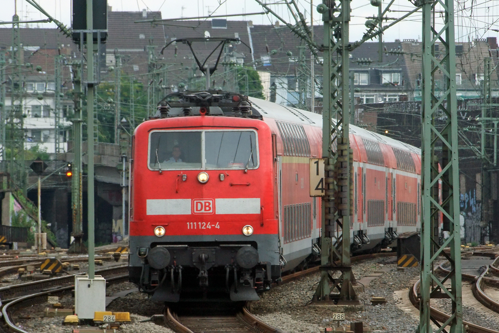 111 124-4 mit RE bei der Einfahrt in Dsseldorf Hbf 24.7.2010