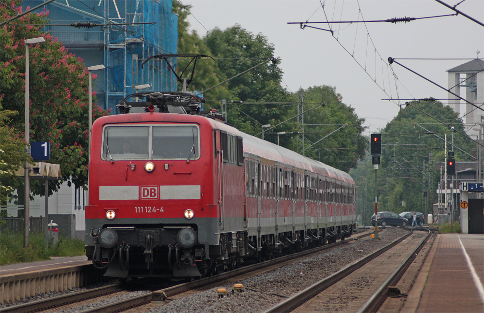 111 124-4 mit der RE4 (11594) aus Dsseldorf nach Aachen in Geilenkirchen, 1.6.10