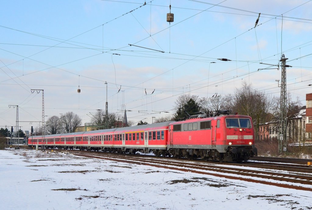 111 124-4 mit RE4-Verstrkerzug nach Aachen bei der Ausfahrt aus Rheydt Hbf. 13.3.2013
