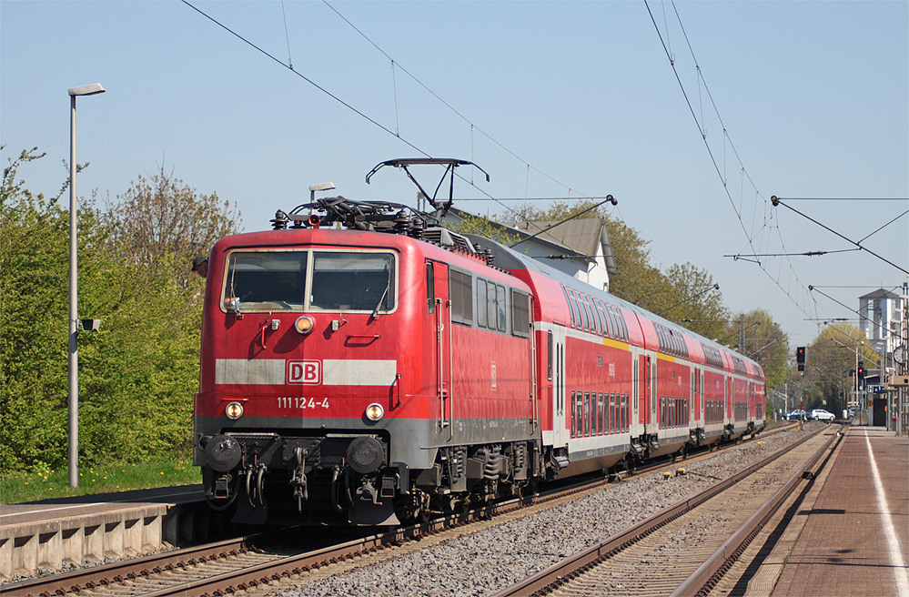 111 124-4 steht abfahrtsbereit mit dem RE10414 nach Aachen im Bahnhof Geilenkirchen 17.4.10