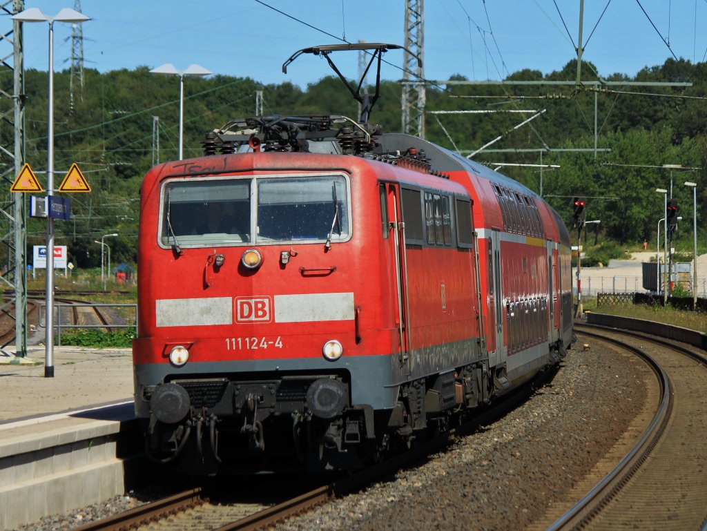 111 124-4 zieht am 17.08.2012 den RE4 von Dortmund nach Aachen, hier bei der Einfahrt in Herzogenrath.