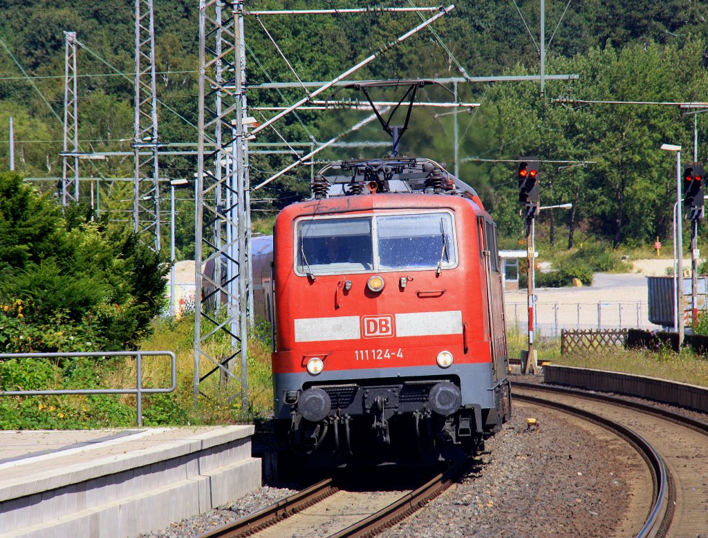 111 124-4 zieht den RE4 aus Dortmund-Hbf nach Aachen-Hbf und hlt in Herzogenrath und fhrt in Richtung Kohlscheid,Aachen-West.
Bei Sommerwetter am 17.8.2012.