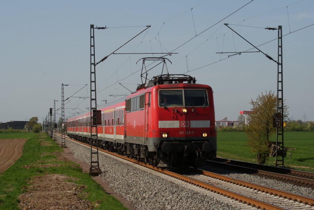 111 125-1 mit dem RE 7 nach K�ln in Neuss-Allerheiligen am 09.04.2011