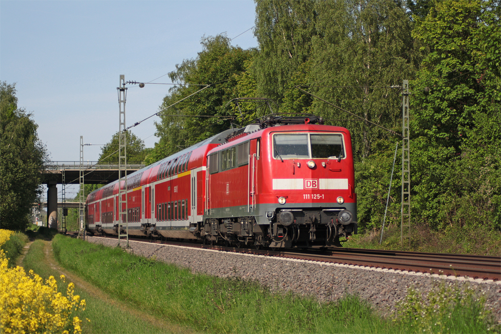 111 125-1 mit dem RE10424 nach Aachen am Km 26.0, 22.5.10
