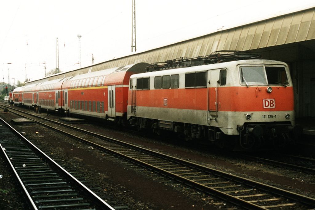 111 125-1 mit RE 2 Haard Express 12024 Mnster-Essen auf Mnster Hauptbahnhof am 28-10-2000. Bild und scan: Date Jan de Vries.