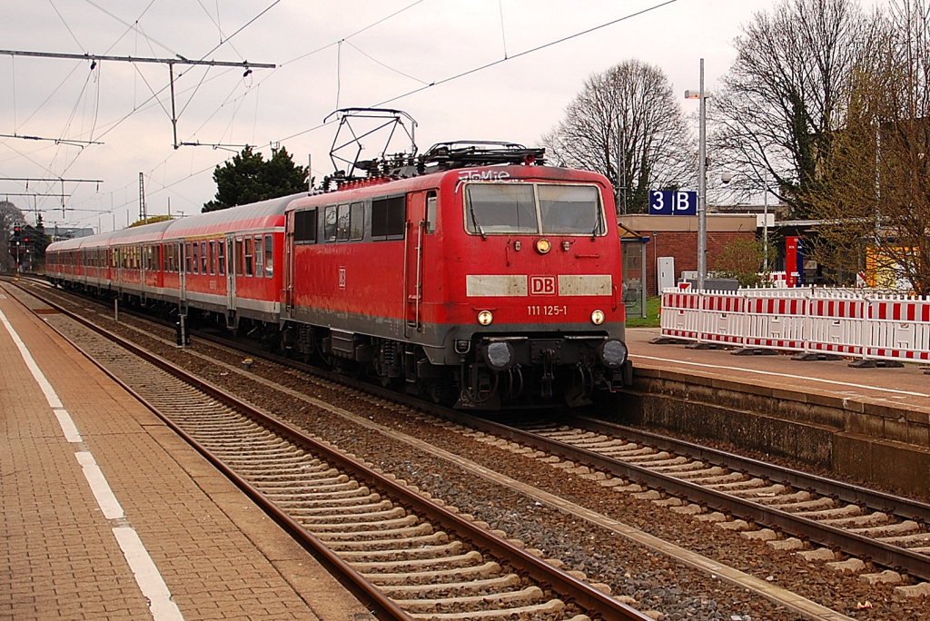 111 125-1 mit RE 4 Verstrkerzug um kurz nach 16:00 Uhr in Rheydt Hbf. Freitag 1.April 2011.