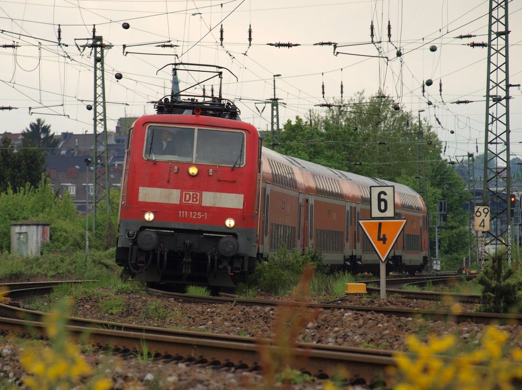 111 125-1 zieht am 11.05.2010 den NRW-Express RE1 aus den Aachener Hbf nach Hamm (Westfalen).