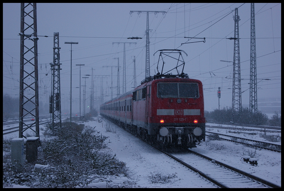 111 125 verlsst mit der RB35 im Schneetreiben Duisburg Hbf am 29.11.2010