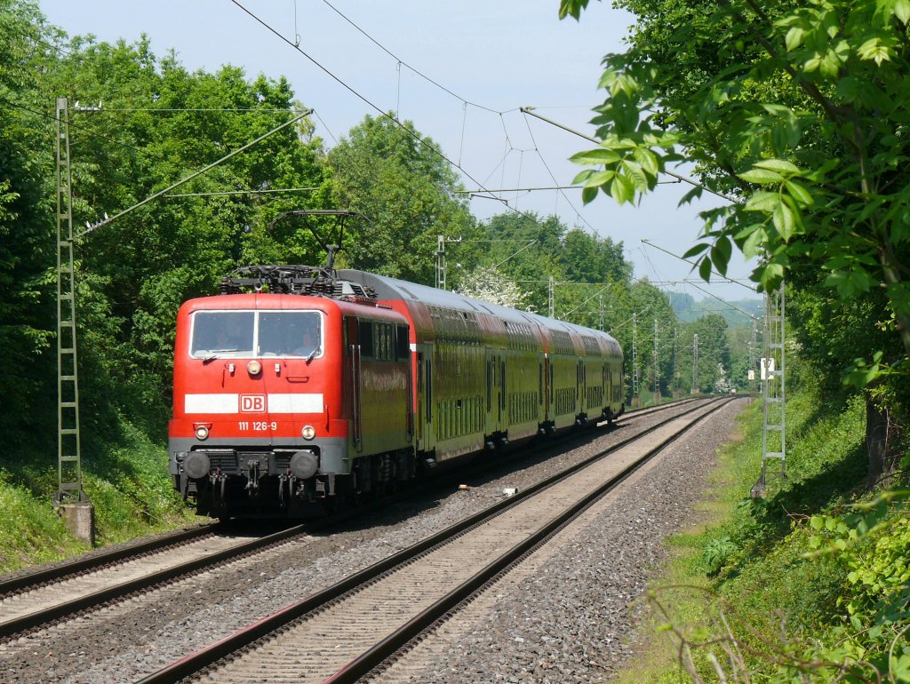 111 126-9 erreicht mit seinem Dostowagen in K�rze den Bahnhof von Herzogenrath. Aufgenommen am 22/05/2010.