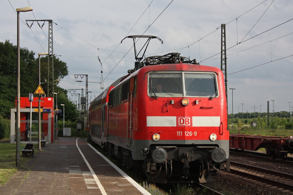 111 126 fuhr am 6.6.12 mit einem leeren Dostopark ber die Gterzugstrecke aus Ri.Dsseldorf kommend durch Duisburg-Bissingheim.Der Zug fuhr von da an auf der RB 37 Strecke weiter in Richtung Duisburg Hbf.
Gru an den Tf!