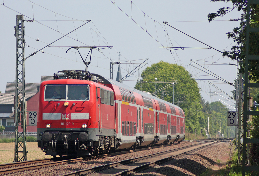 111 126 mit der RE4 (10414) aus Dortmund nach Aachen am Km 29.0 kurz vor Geilenkirchen, 22.5.10