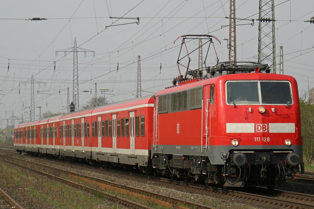 111 128 am 13.4.10 mit einer S-Bahn Garnitur in Ratingen-Lintorf