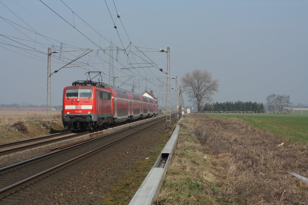 111 128 fhrt mit einem RE4 am 16.03.11 durch Herrath