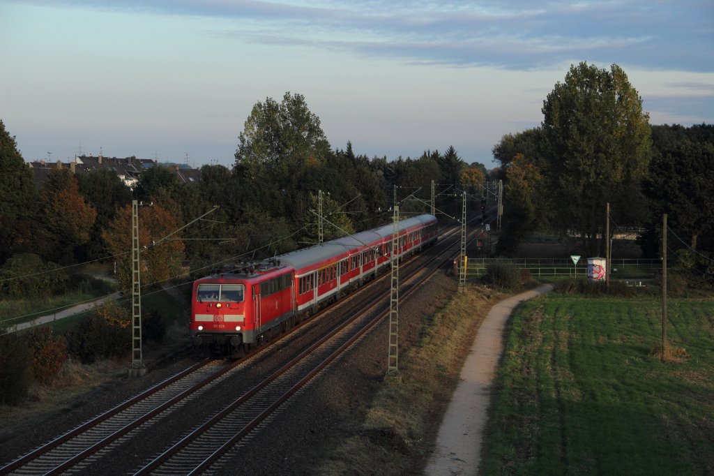 111 128 mit dem RE 10454 Dsseldorf Hbf - Aachen Hbf in Mnchengladbach-Lrrip am 11.10.2012