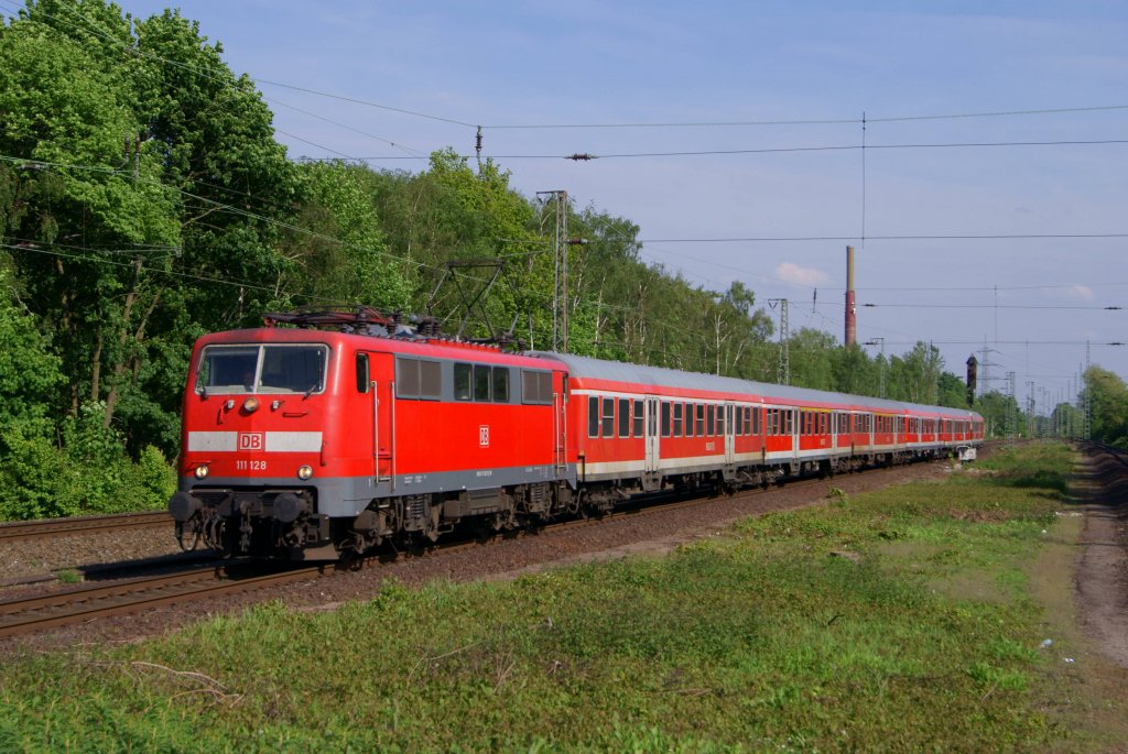111 128 mit einer RB 35 bei der Einfahrt in Dinslaken am 13.05.2012