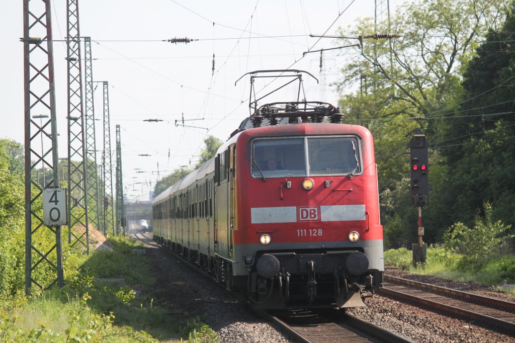 111 128 mit einer RB 35 aus D�sseldorf nach Emmerich erreicht Oberhausen-Sterkrade - Mai 2012