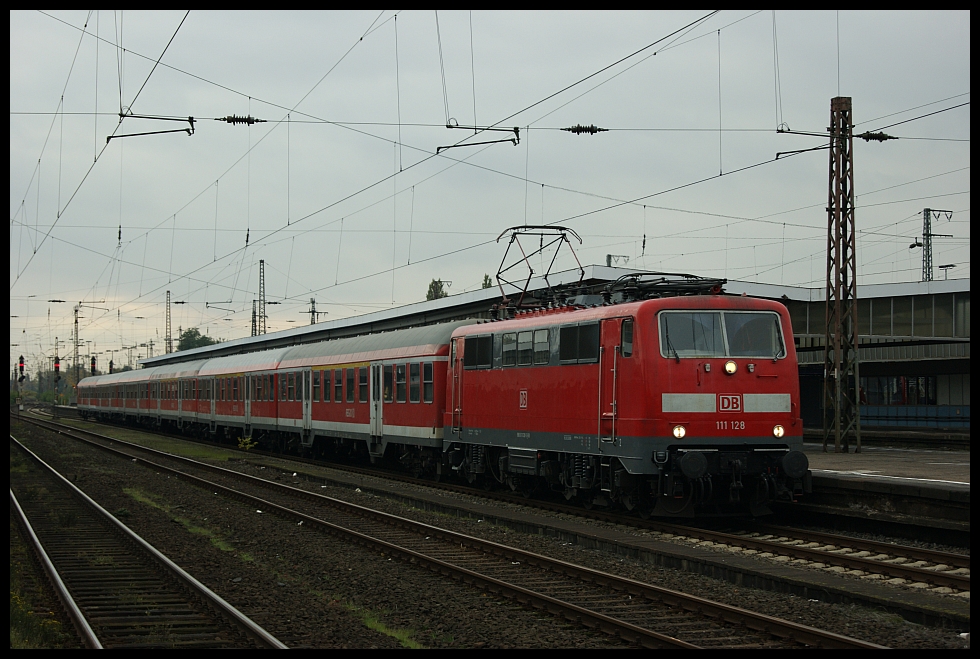 111 128 mit einer RB35 in Oberhausen Hbf