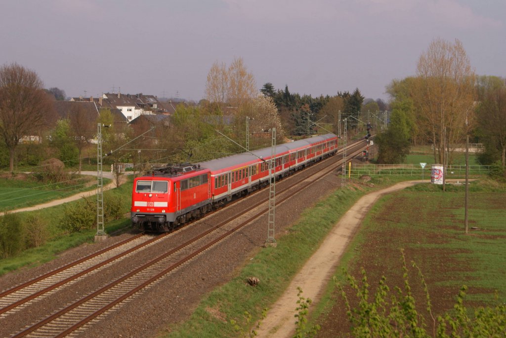 111 129 mit dem RE 10452 von Dsseldorf nach Aachen in Mnchengladbach-Lrrip am 13.04.2012