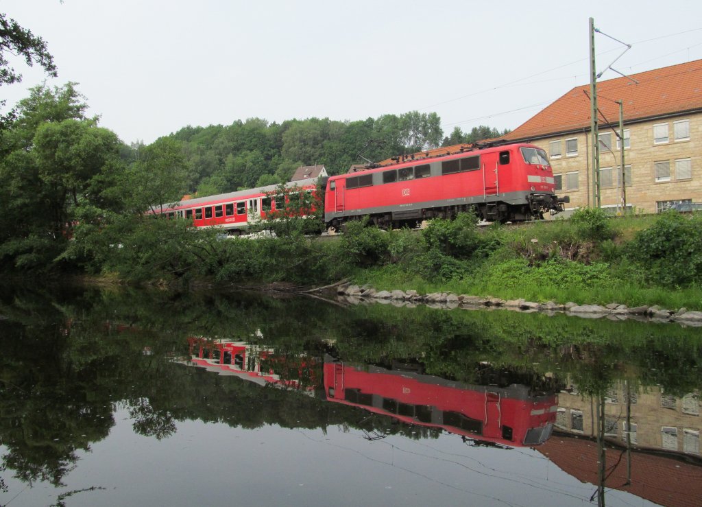 111 130-1 ist am 31. Mai 2012 mit einer Regionalbahn nach Saalfeld im Kronacher Stadtgebiet unterwegs. 