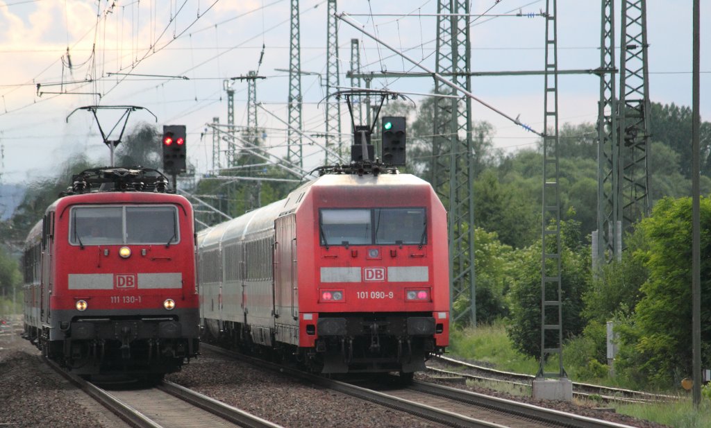 111 130-1 DB begegnet 101 090-9 DB in Hochstadt/ Marktzeuln am 12.06.2012.