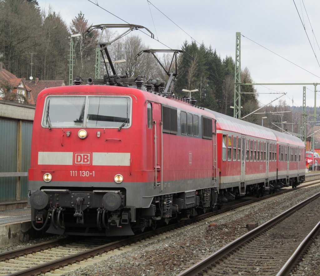 111 130-1 steht am 20. Februar 2012 mit einer Regionalbahn nach Bamberg auf Gleis 4 in Kronach. 