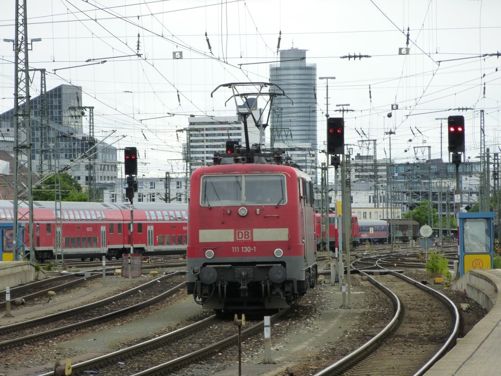 111 130-1 steht hier abgestellt im Nrnberger Hbf, 23.Juni 2013.