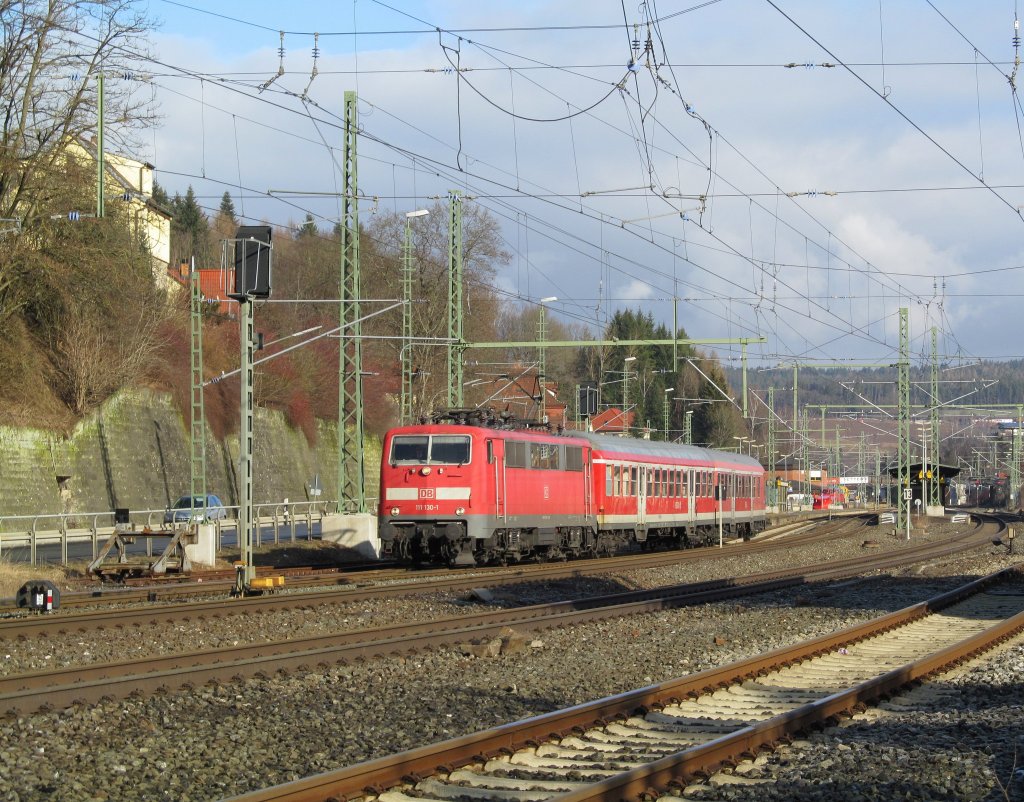 111 130-1 verlsst am 20. Februar 2012 mit einer Regionalbahn nach Bamberg den Kronacher Bahnhof. 