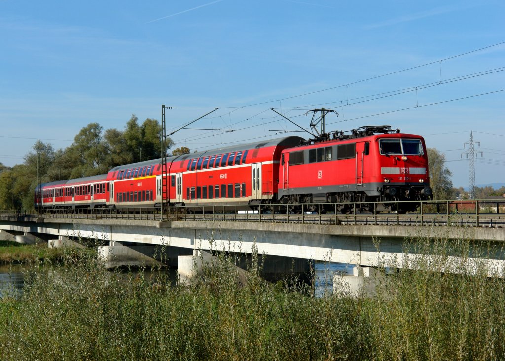 111 130 mit einem RE nach Passau am 18.10.2008 auf der Isarbr�cke in Plattling.